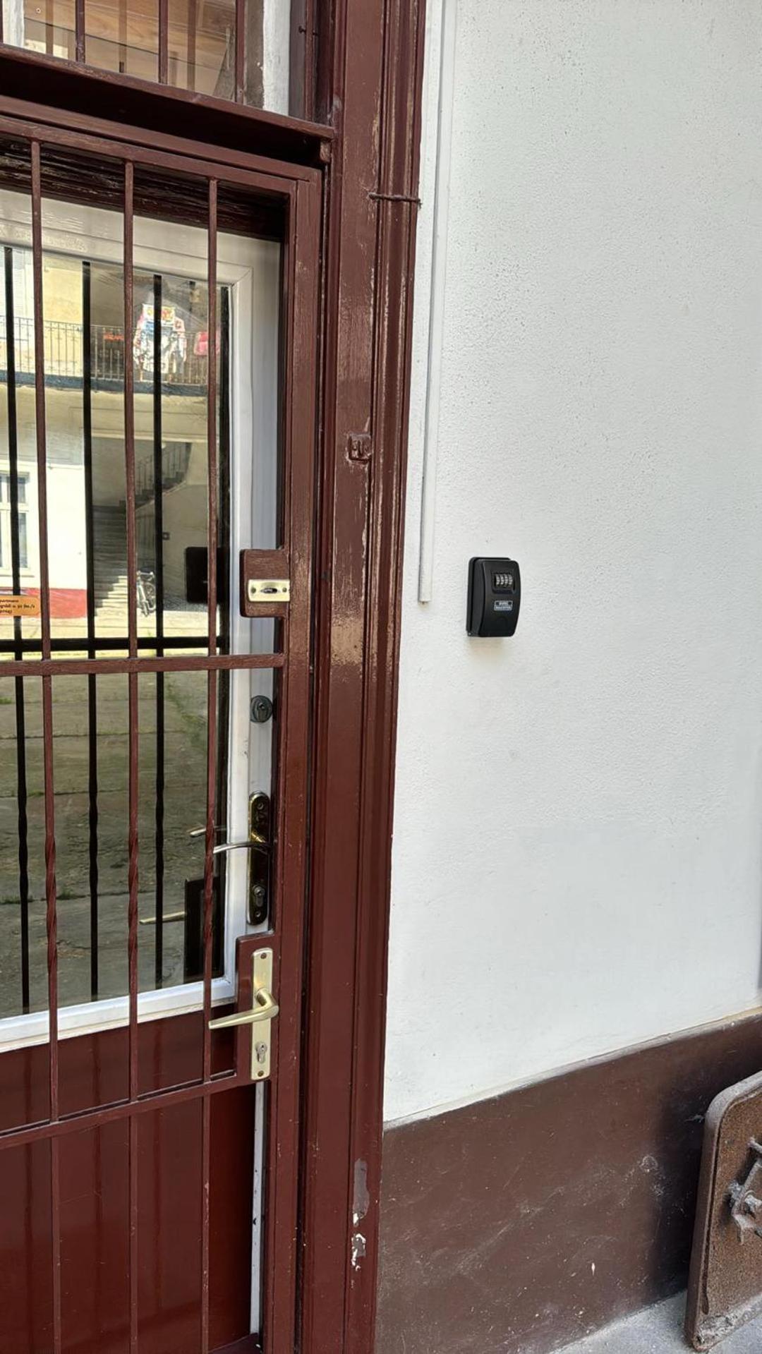 2 Separate Bedrooms And Living Fully Equipped With Ac * Budapeste